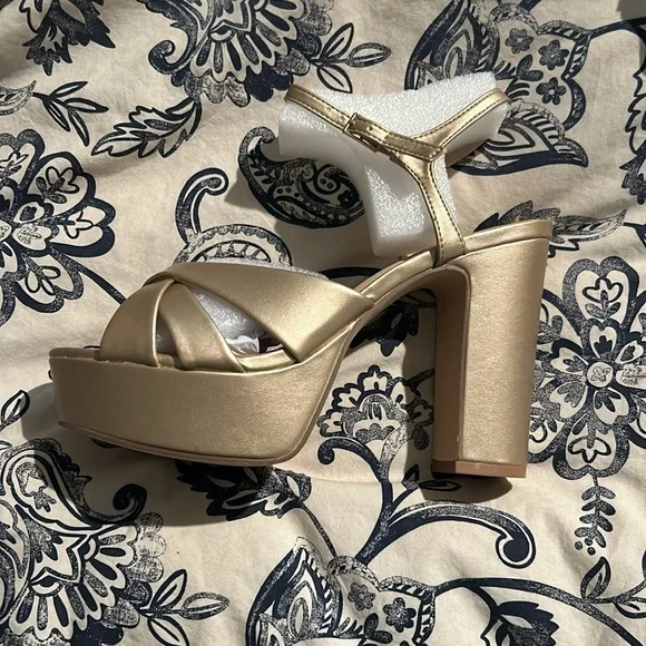 NIB Cushionaire Champagne Platform Sandal Size 8 - Picture 2 of 6